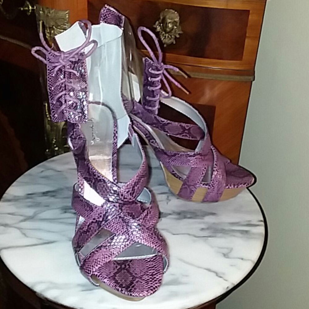 NIB! 5 inch purple snake print stacked platforms
